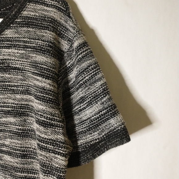 Old Navy black & white striped top size large - Picture 3 of 6